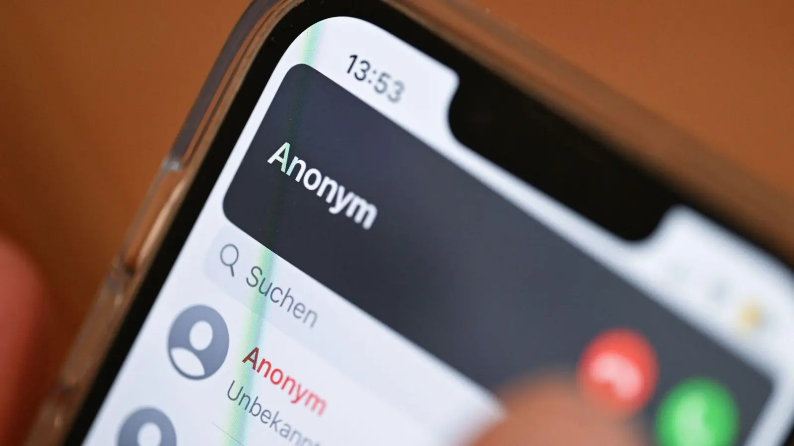 Achtung! Wenn jetzt von einem plötzlichen Notfall am Telefon die Rede ist und Geld gefordert wird, ist Vorsicht angesagt. (Foto: Bernd Weißbrod/dpa/dpa-tmn)