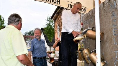 Muss ein Bürgermeister jeden Bieranstich selbst machen? Diese Frage warf Klaus Nirsberger in den Raum. Gerhard Eichner (Mitte) nahm diese Termine jedenfalls zuverlässig wahr. (Archivfoto: Gudrun Schwarz)