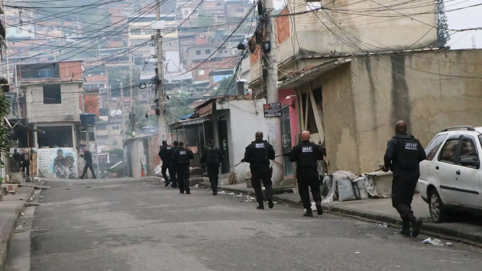 Polizisten und Kriminelle lieferten sich stundenlange Gefechte. (Foto: Jose Lucena/TheNEWS2 via ZUMA Press Wire/dpa)