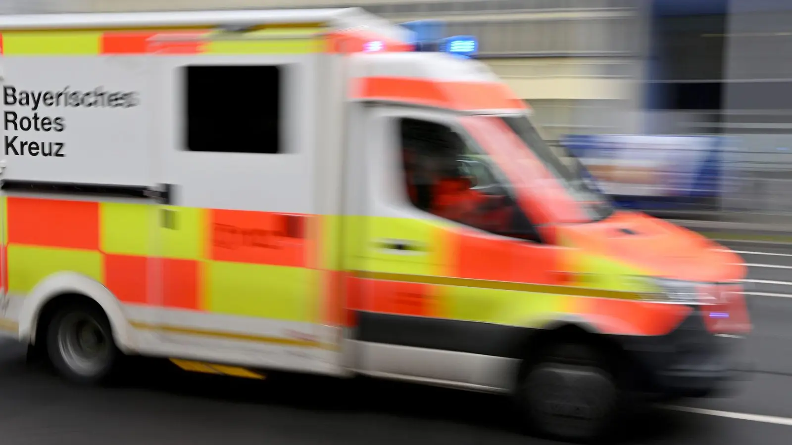 Nachdem der Mann von einem anderen Autofahrer reanimiert worden war, wurde er ins Krankenhaus gebracht. (Symbolbild) (Foto: Peter Kneffel/dpa)