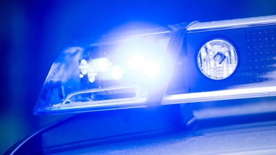 Mutmaßlich alkoholisiert krachte ein Fahrradfahrer in Ansbach in das Heck eines Autos. (Symbolbild: Lino Mirgeler/dpa)