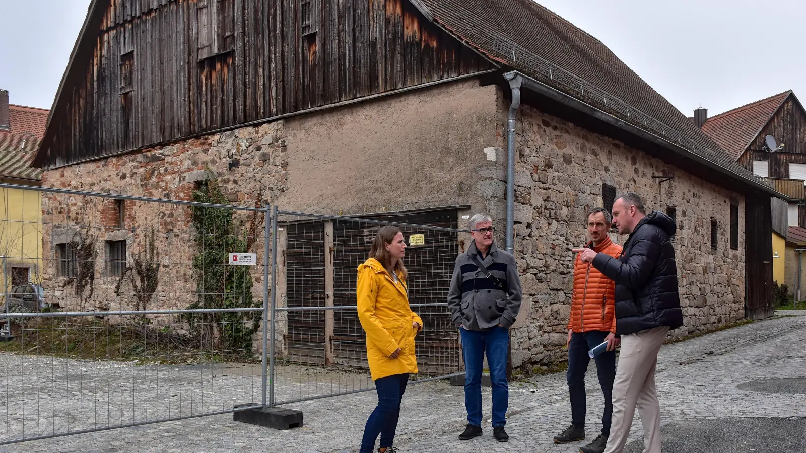 In der Roßmühle soll ein Gesundheitszentrum entstehen. Das Konzept besprachen Bürgermeister Patrick Ruh (2., von links) und KU-Vorstand Arthur Reim (rechts) mit den künftigen Betreibern Eva und Moritz Müller.  (Foto: Stadt Feuchtwangen/Rebecca Weber)