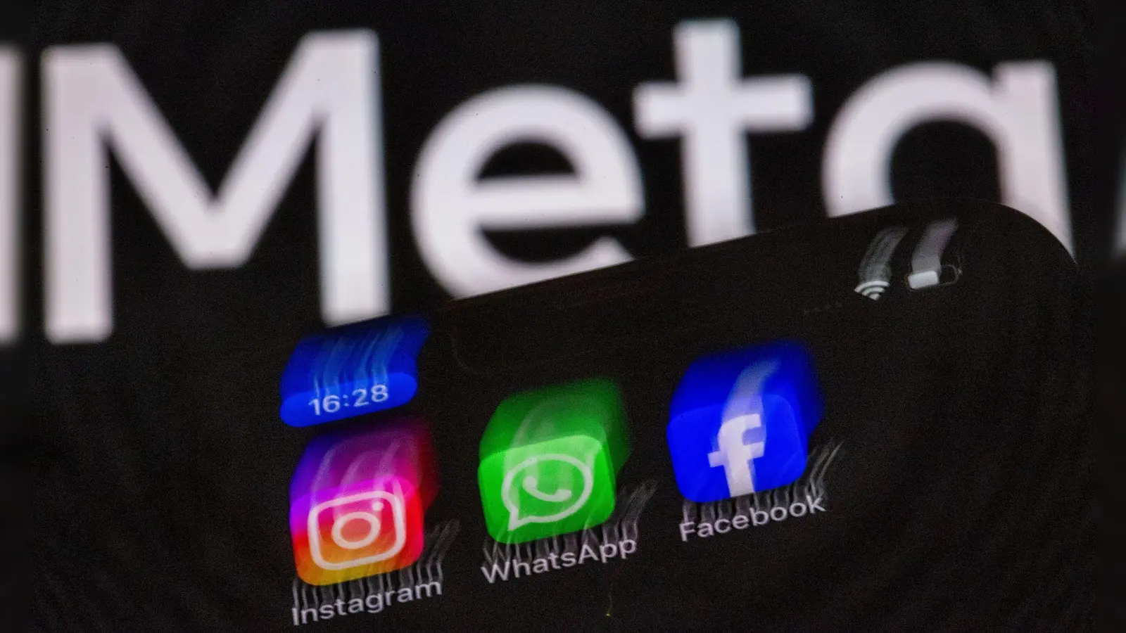 Meta will seine KI-Software Meta AI durch Nutzerdaten aus Instagram und Facebook trainieren. Verbraucherschützer wollen dagegen vorgehen. (Foto: Jens Büttner/dpa)