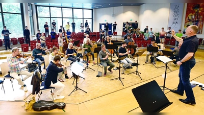 Weit auseinandergezogen, weil die strengen Vorschriften in Bayern dies verlangen, probt Martin Lehmann mit dem Windsbacher Knabenchor und dem<br>Freiburger Barockorchester im Chorzentrum. Der Platz reichte gerade so. (Foto: Jim Albright)