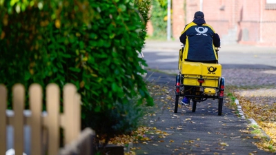 Ein Briefträger bei der Arbeit. (Foto: Philipp Schulze/dpa)