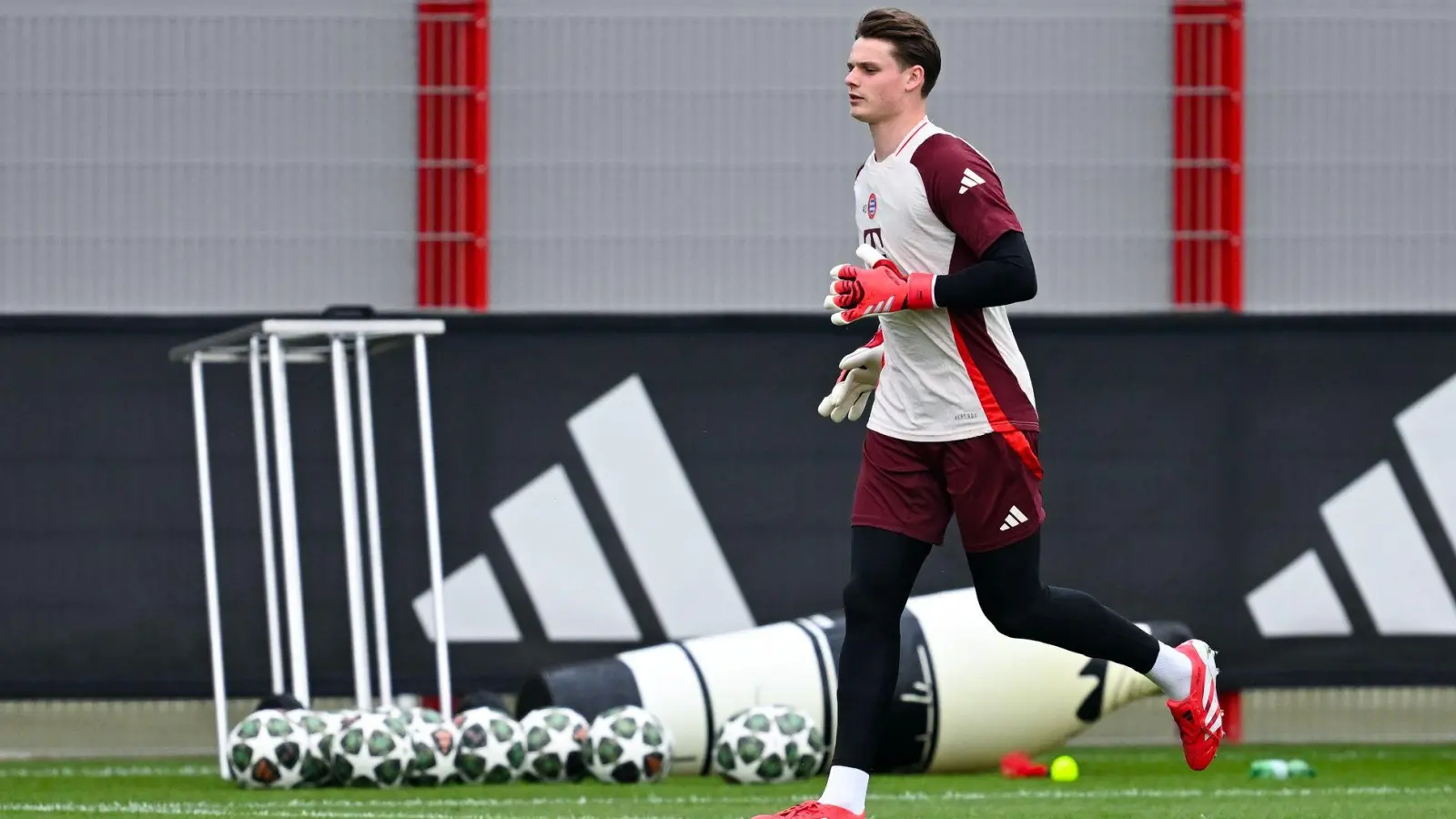 Vertritt Manuel Neuer: Jonas Urbig. (Foto: Sven Hoppe/dpa)