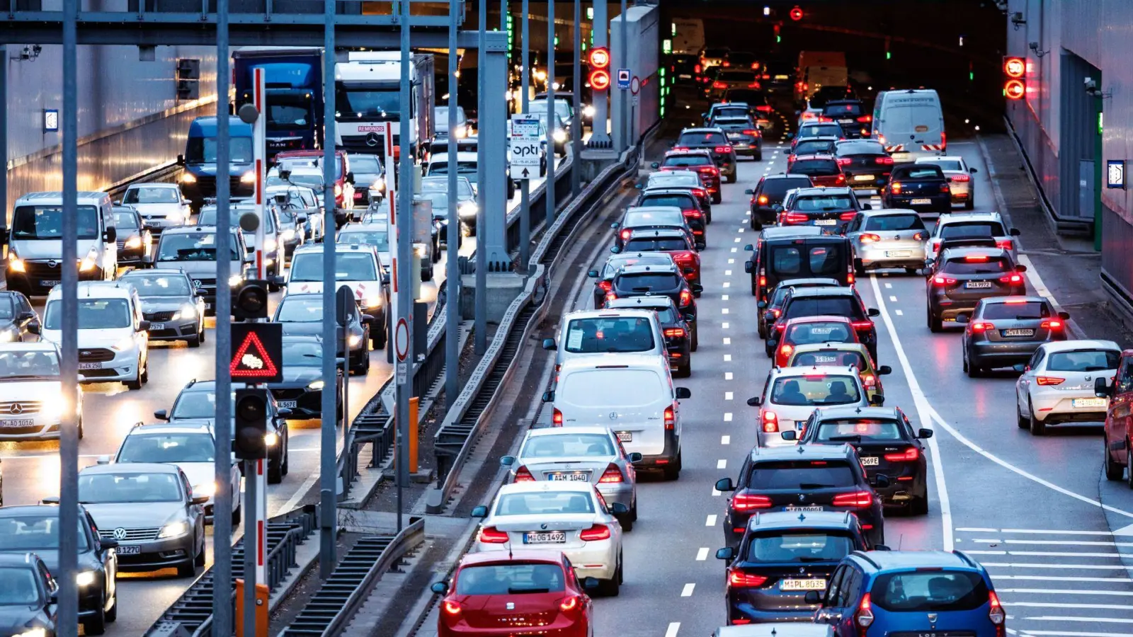 Am Mittleren Ring - hier am Tunnel Heckenstallerstraße - gibt es auch ohne Bauarbeiten oft Stau. (Symbolbild) (Foto: Matthias Balk/dpa)