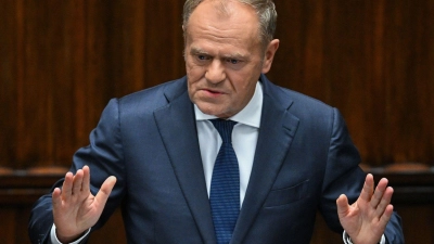 Polens Ministerpräsident Donald Tusk gab bekannt, dass eine  Bahnstrecke durch Sabotage  beschädigt wurde. (Archivbild) (Foto: Radek Pietruszka/PAP/dpa)