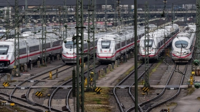 Die Deutsche Bahn plant, mehr als 40 hoch belastete Strecken im Schienennetz grundlegend zu sanieren.  (Foto: Peter Kneffel/dpa)