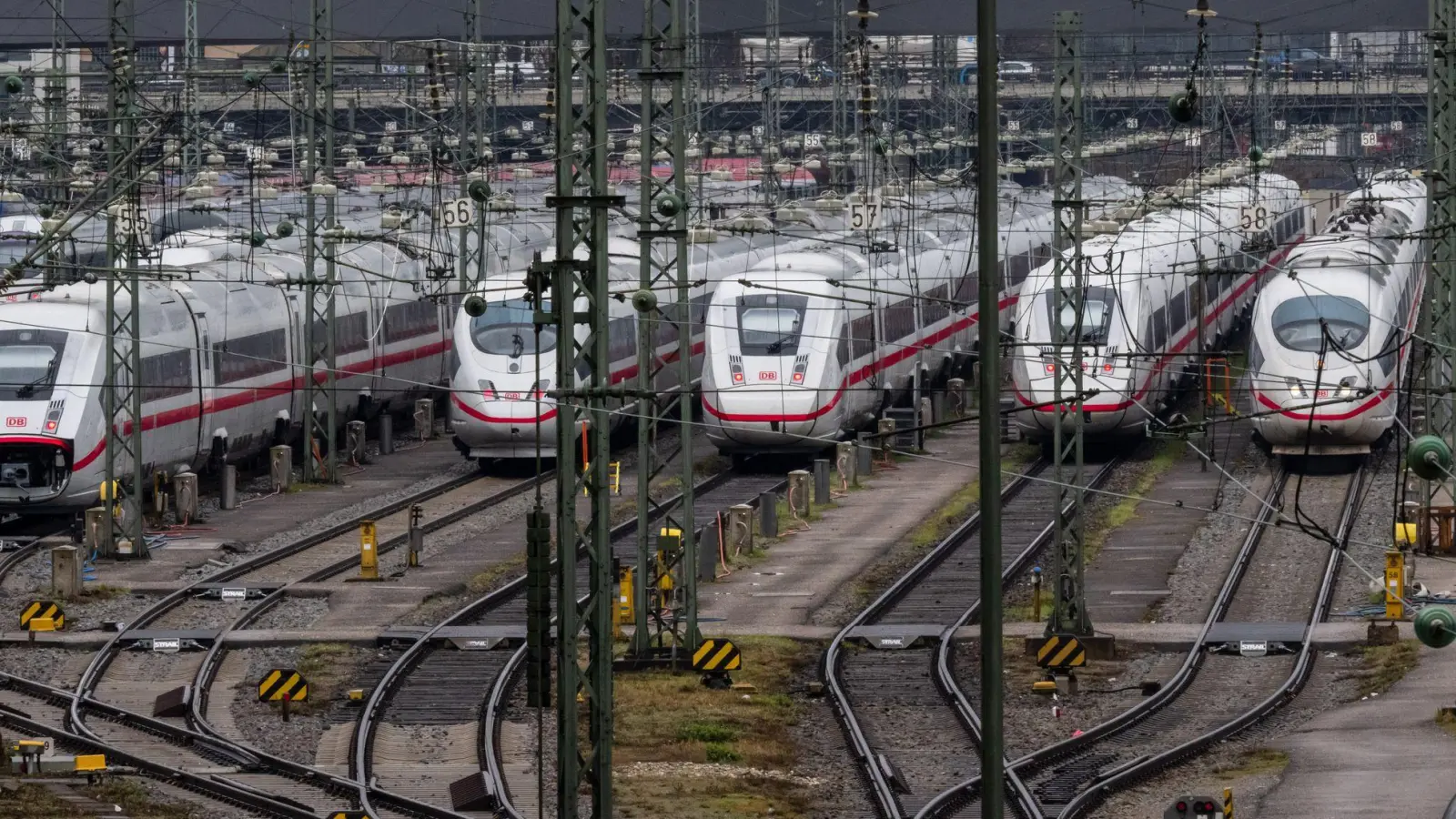 Die Deutsche Bahn plant, mehr als 40 hoch belastete Strecken im Schienennetz grundlegend zu sanieren.  (Foto: Peter Kneffel/dpa)