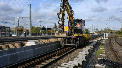 Pendler müssen weiter Geduld beweisen: Die Sanierung der Strecke Hamburg-Berlin verzögert sich. (Archivbild) (Foto: Jens Kalaene/dpa)