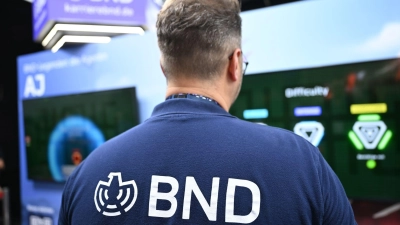 Wer dachte, Spione arbeiteten nur im Verborgenen, der wird bei der Gamescom eines Besseren belehrt: ein BND-Mitarbeiter am Messestand. (Foto: Wolf von Dewitz/dpa)