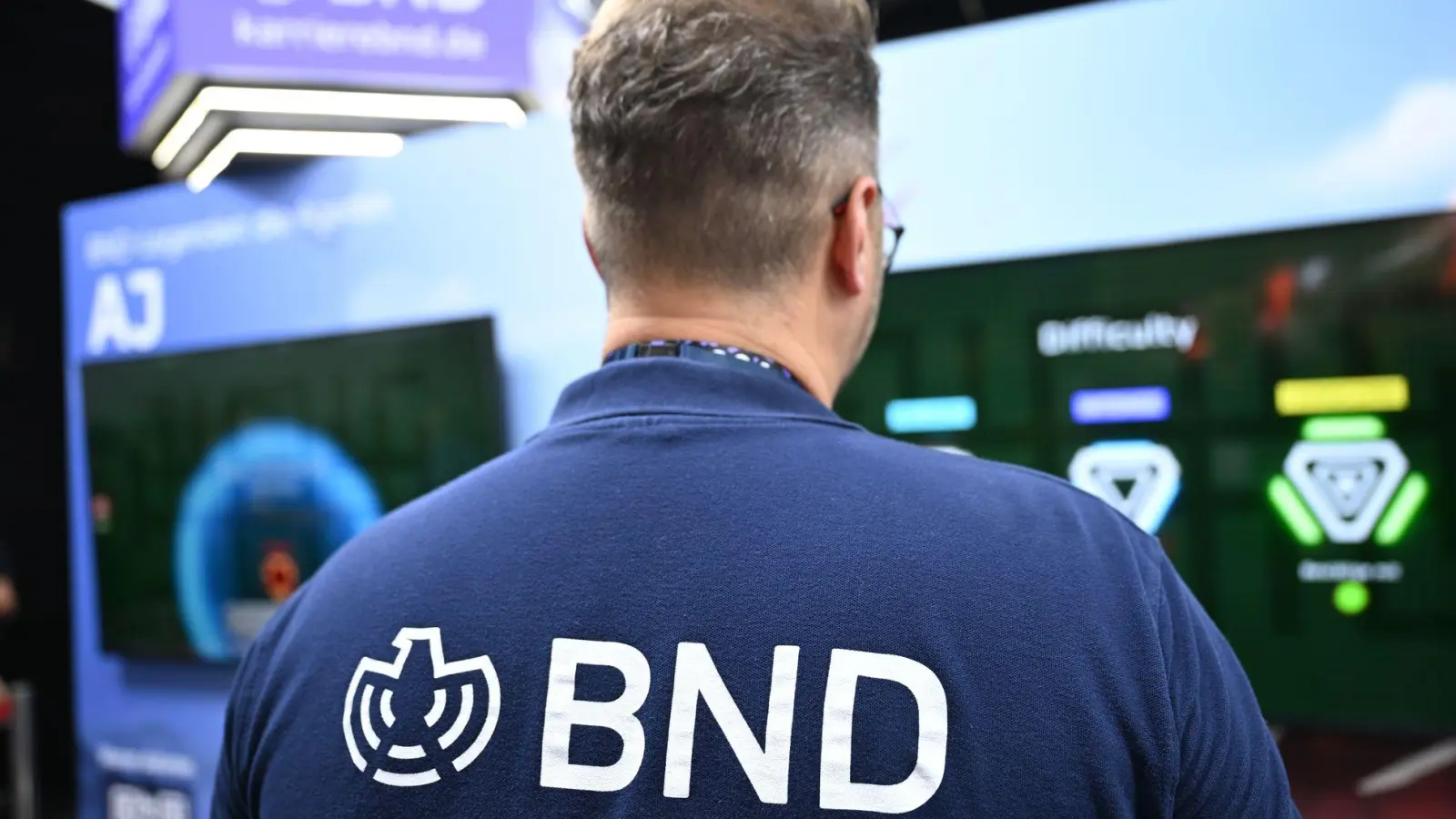 Wer dachte, Spione arbeiteten nur im Verborgenen, der wird bei der Gamescom eines Besseren belehrt: ein BND-Mitarbeiter am Messestand. (Foto: Wolf von Dewitz/dpa)