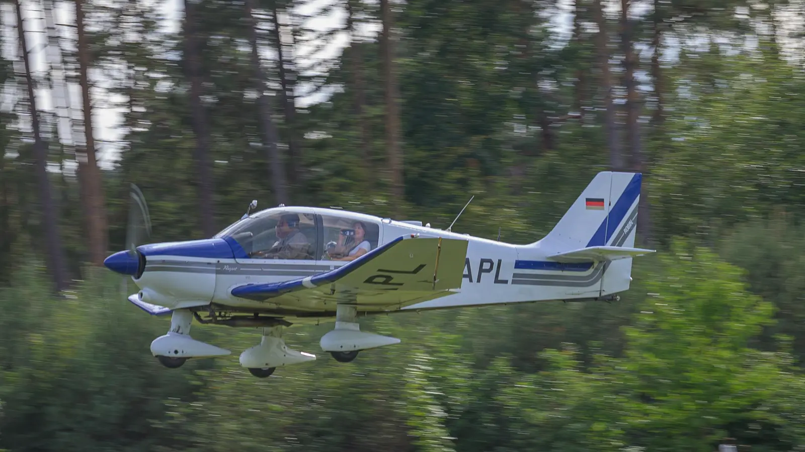 Besuchende haben die Gelegenheit, selbst in ein Flugzeug zu steigen und das Spektakel aus der Luft zu betrachten. (Foto: René Chlopotowski)