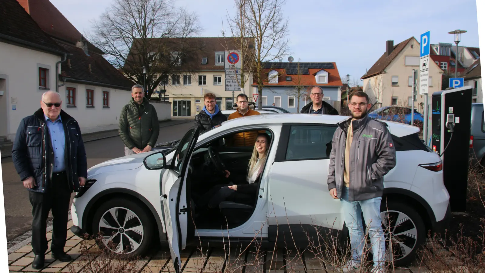 Die Bürgermeister Willi Albrecht, Stefan Bach, Marco Meier, Stefan Bußinger und Michael Dörr sowie Bjarne Möllervon Deer (von links) ziehen nach einem Jahr Carsharing eine positive Bilanz. Umsetzungsbegleiterin Svenja Schäfer sitzt auch bei der Ausführung am Steuer. (Foto: Stefan Neidl)