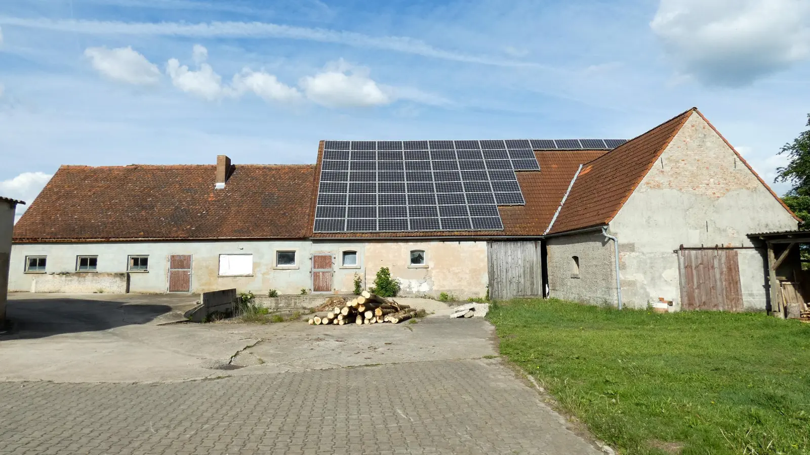 Der Gebäudekomplex in Oberscheckenbach: Der ehemalige Stall (links) wird abgerissen, die Scheune in der Mitte wird saniert und verlängert. Rechts ist die Rückfront des Feuerwehrgerätehauses zu sehen. (Foto: Karl-Heinz-Gisbertz)