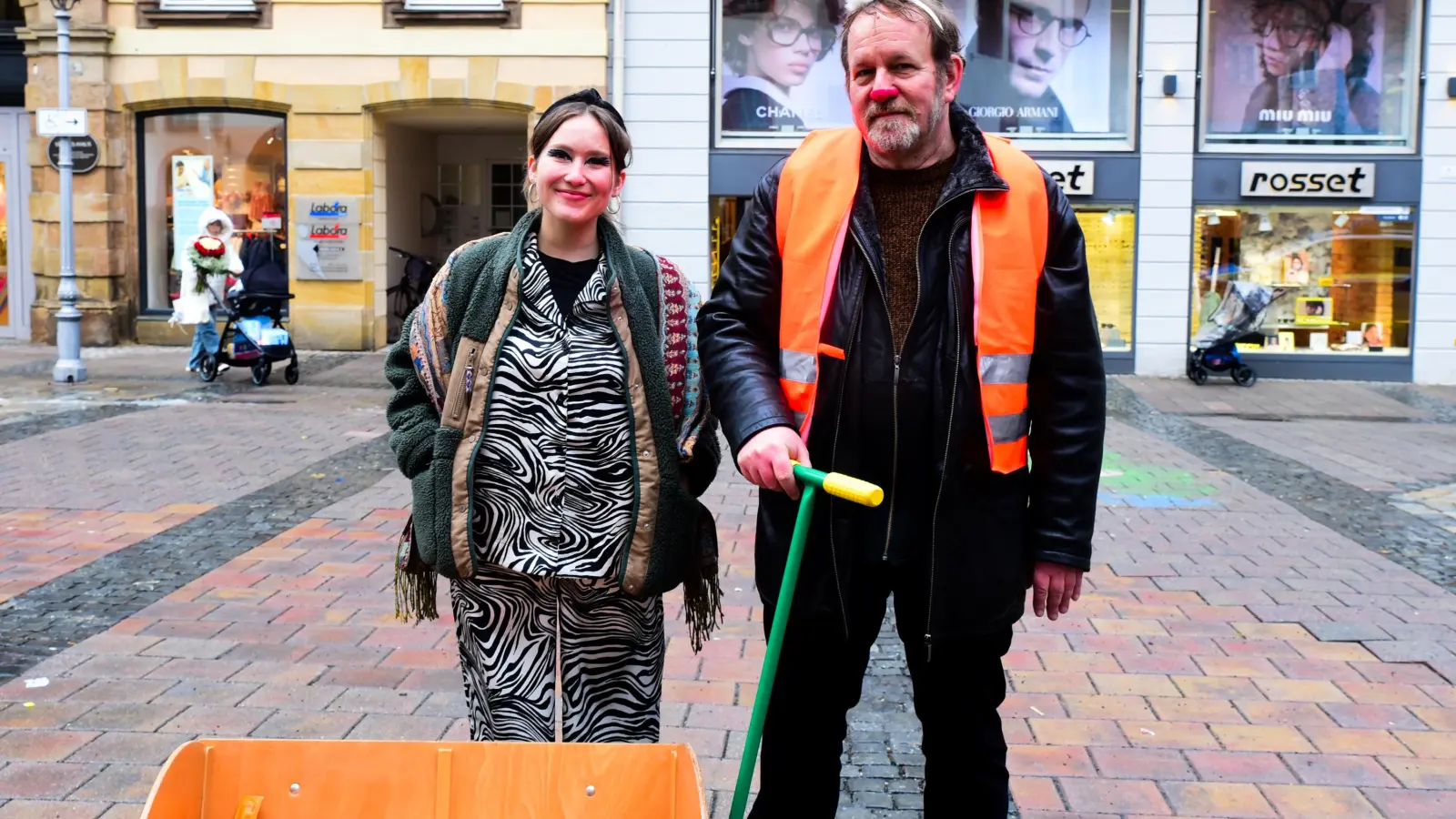 Vom Stadthaus in der Ansbacher Innenstadt ziehen die jungen Narrinnen und Narren in Richtung Onoldiasaal. Dort ging das bunte Treiben erst richtig los. (Foto: Irmeli Pohl)