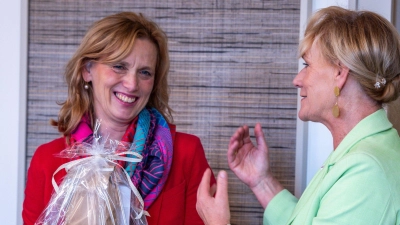 Nach Aussage der Bundesbildungsministerin ist das Geld für den Digitalpakt 2.0 seitens des Bundes gesichert. Daneben stellte sie noch weitere Milliarden für die Bildung in Aussicht. (Foto: Jens Büttner/dpa)
