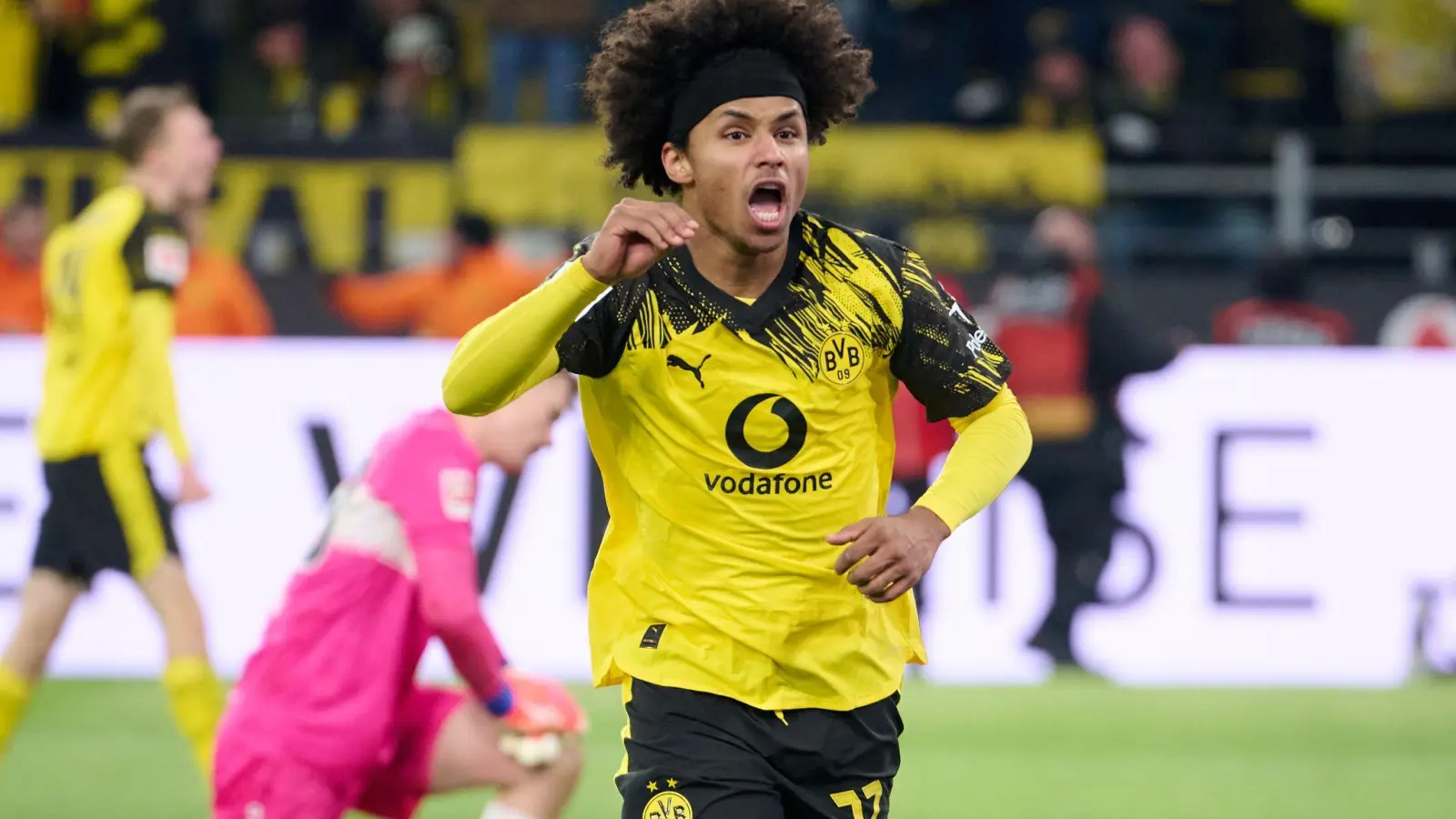 Karim Adeyemi jubelt nach seinem Tor für Dortmund gegen Stuttgart.  (Foto: Bernd Thissen/dpa)