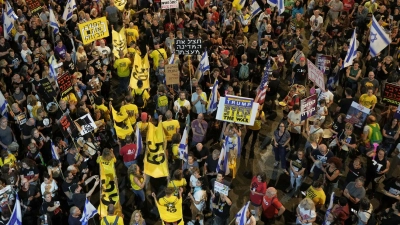 In Israel gehen erneut Tausende für ein Ende des Gaza-Kriegs auf die Straße. (Archivbild)  (Foto: Oded Balilty/AP/dpa)