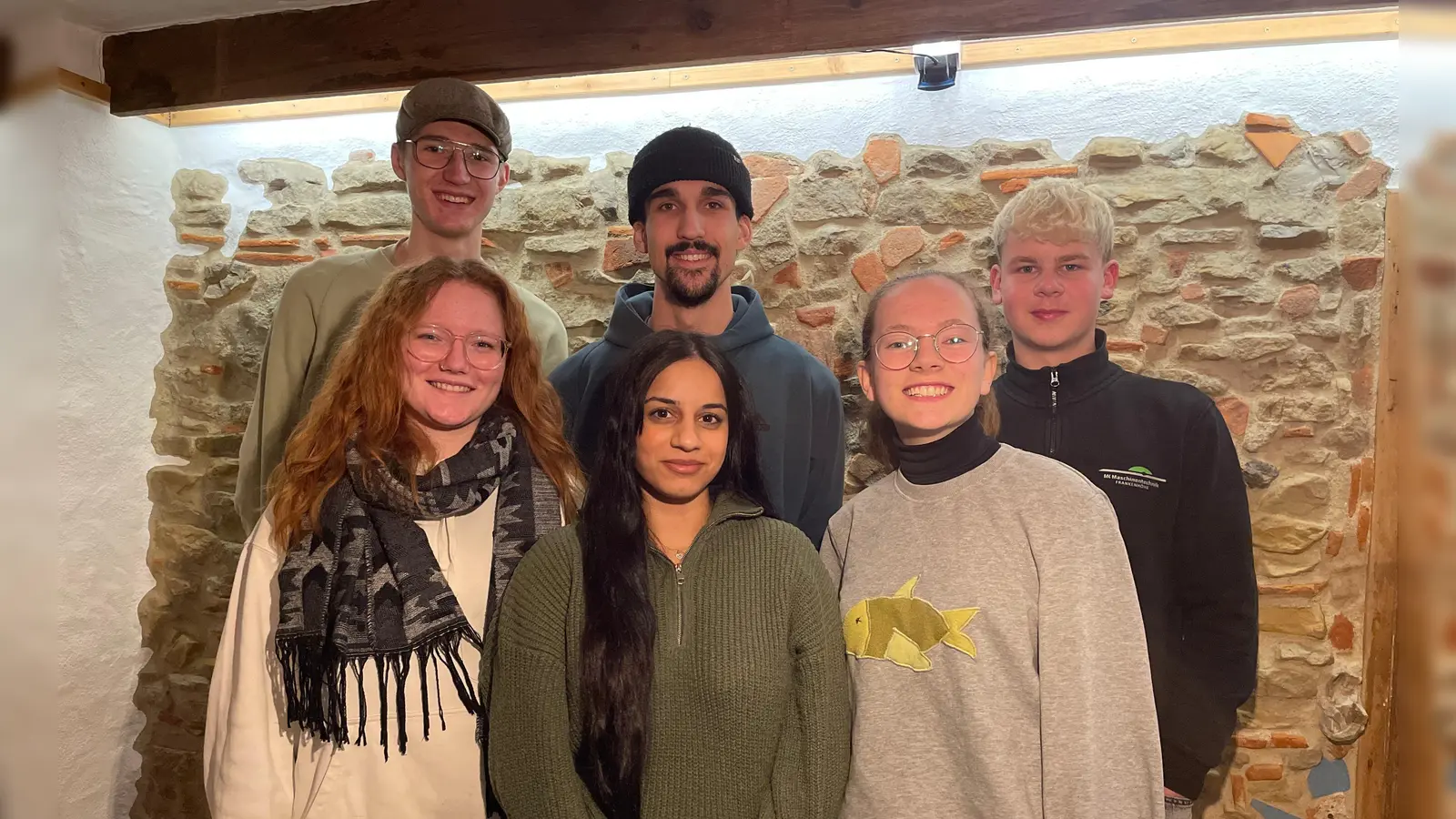 Uffenheims Stadtjugendräte bereuen ihre Kandidatur keineswegs: Josias Münch, Christian Borkov und Markus Henninger (hinten von links) sowie Franziska Düll, Fidan Sükürova und Julia Fink (vorne von links). (Selfie: Franziska Düll)