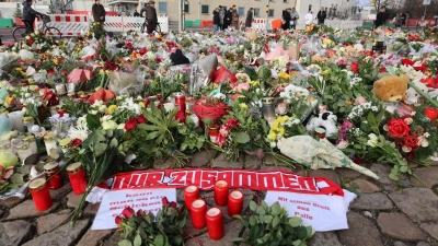 Der zentrale Gedenkort vor der Johanniskirche gleicht einem Blumenmeer.   (Foto: Matthias Bein/dpa)