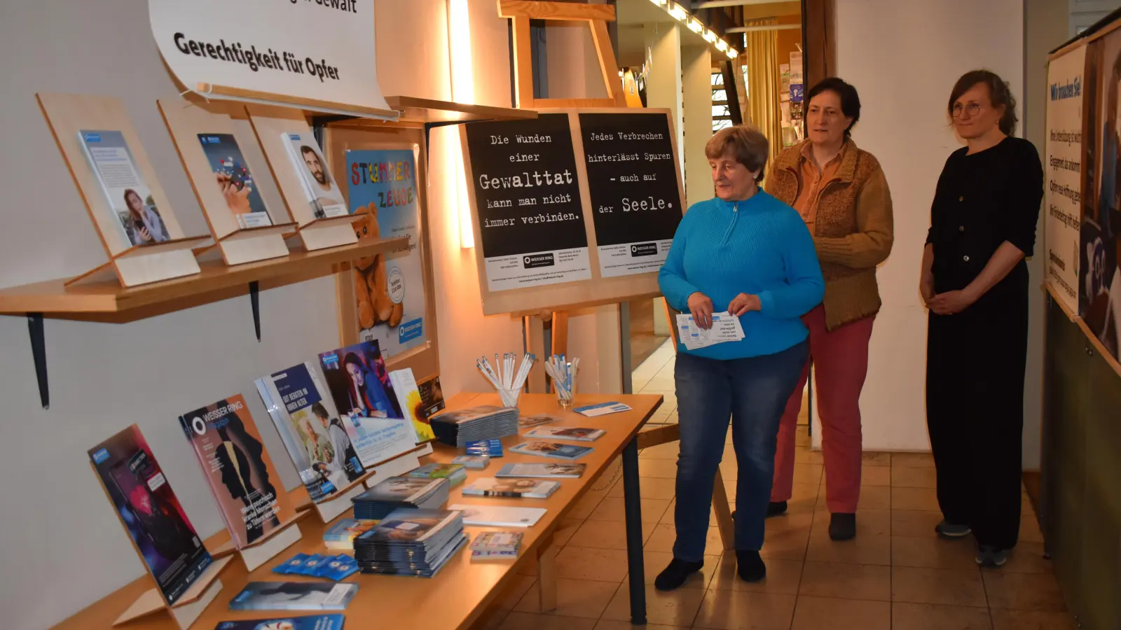 In der Feuchtwanger Stadtbücherei wird ab Dienstag über das Thema „Gewaltprävention“ informiert. Büchereileiterin Kati Voltz sowie Liliane und Elly Albaner von der Ansbacher Außenstelle des Weissen Rings (von rechts) stellten das Angebot vor.  (Foto: Erich Herrmann)