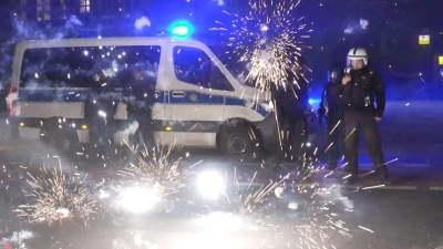 Nicht nur an Silvester können Böller Ärger bringen. (Archivbild) (Foto: Julius-Christian Schreiner/TNN/dpa)