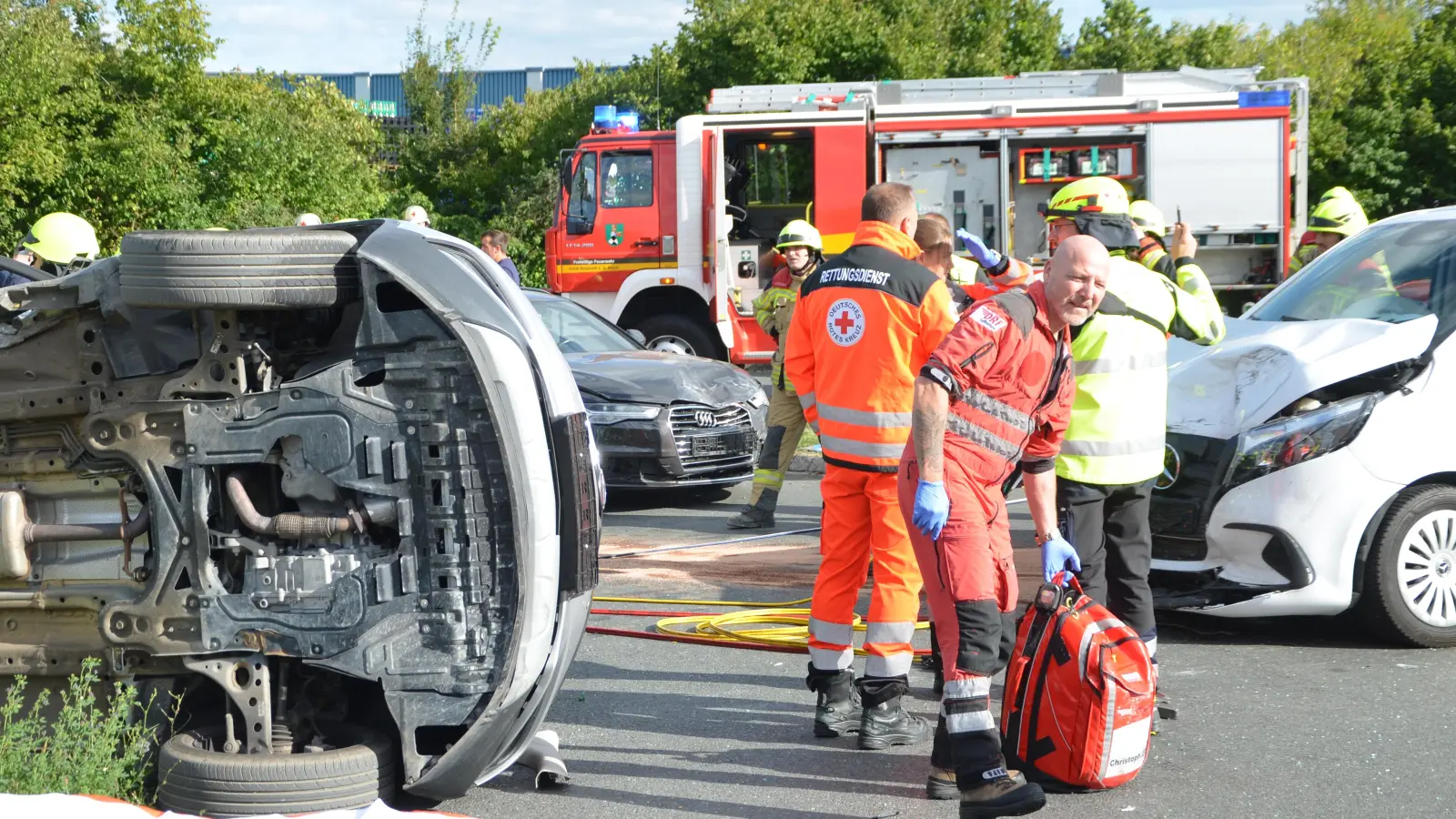 Ein Unfall mit drei beteiligten Fahrzeugen ereignete sich am Freitag gegen 17 Uhr auf der B470 auf Höhe von Diespeck.  (Foto: Christa Frühwald)