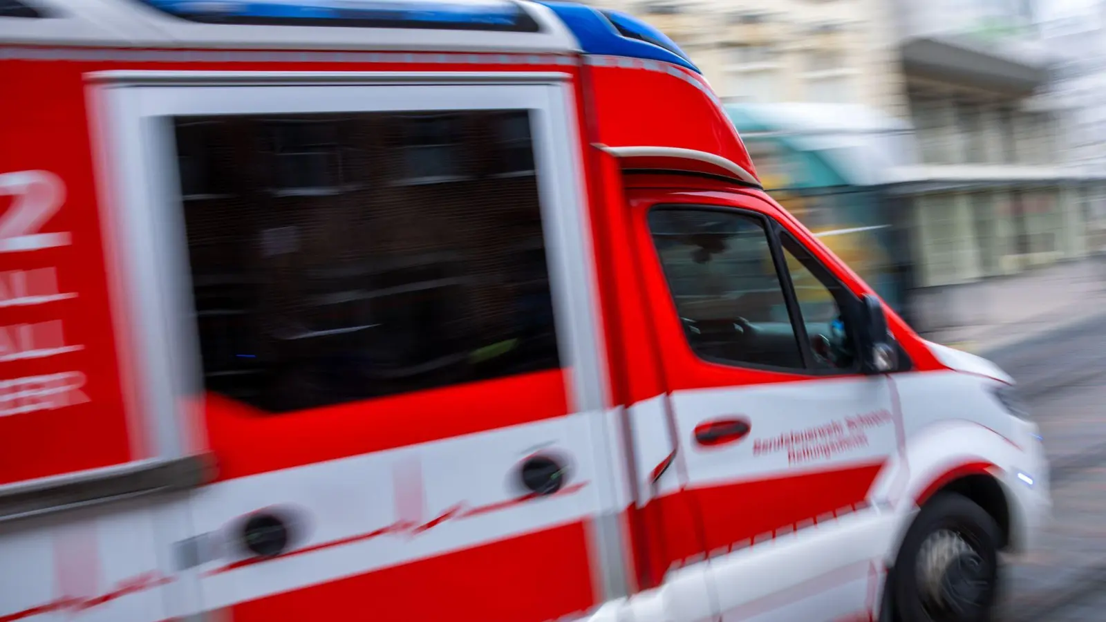 Rettungskräfte sind vor Ort. (Symbolbild)  (Foto: Jens Büttner/dpa)
