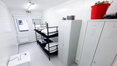 Bayern will besonders Unterkünfte in Hotels oder Notunterkünften abbauen. (Symbolbild) (Foto: Sven Hoppe/dpa)