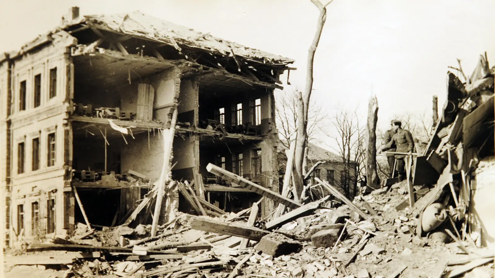 Die Karolinenstraße war von etlichen Bomben getroffen worden, vor allem am zweiten Tag der Angriffswelle. Links ist hier die zerstörte Karolinenschule zu sehen. (Foto: Ernst Güth)