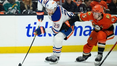 Leon Draisaitl konnte das Playoff-Aus der Edmonton Oilers erst einmal abwenden. (Archivfoto) (Foto: Kyusung Gong/AP/dpa)