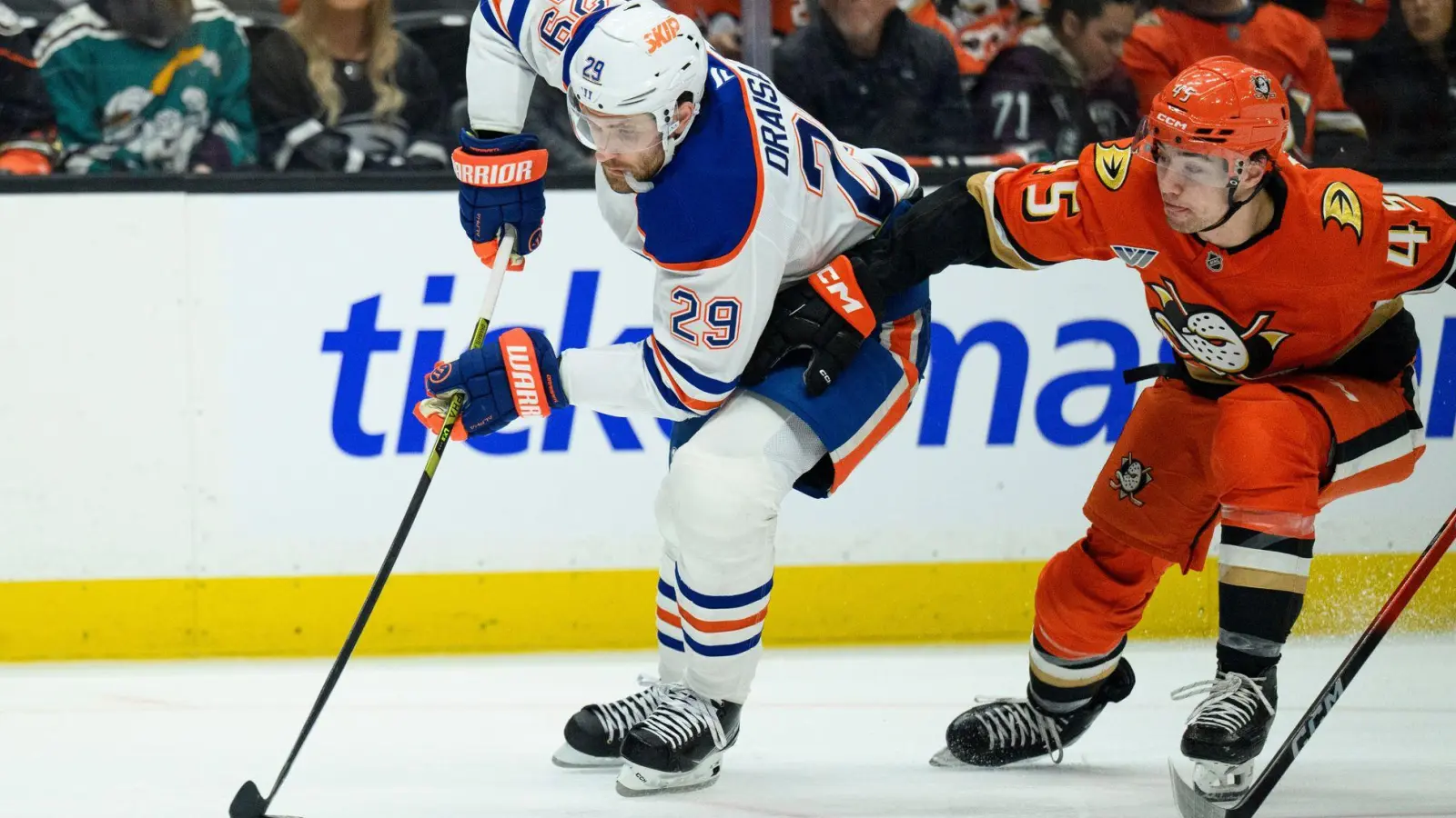 Leon Draisaitl konnte das Playoff-Aus der Edmonton Oilers erst einmal abwenden. (Archivfoto) (Foto: Kyusung Gong/AP/dpa)