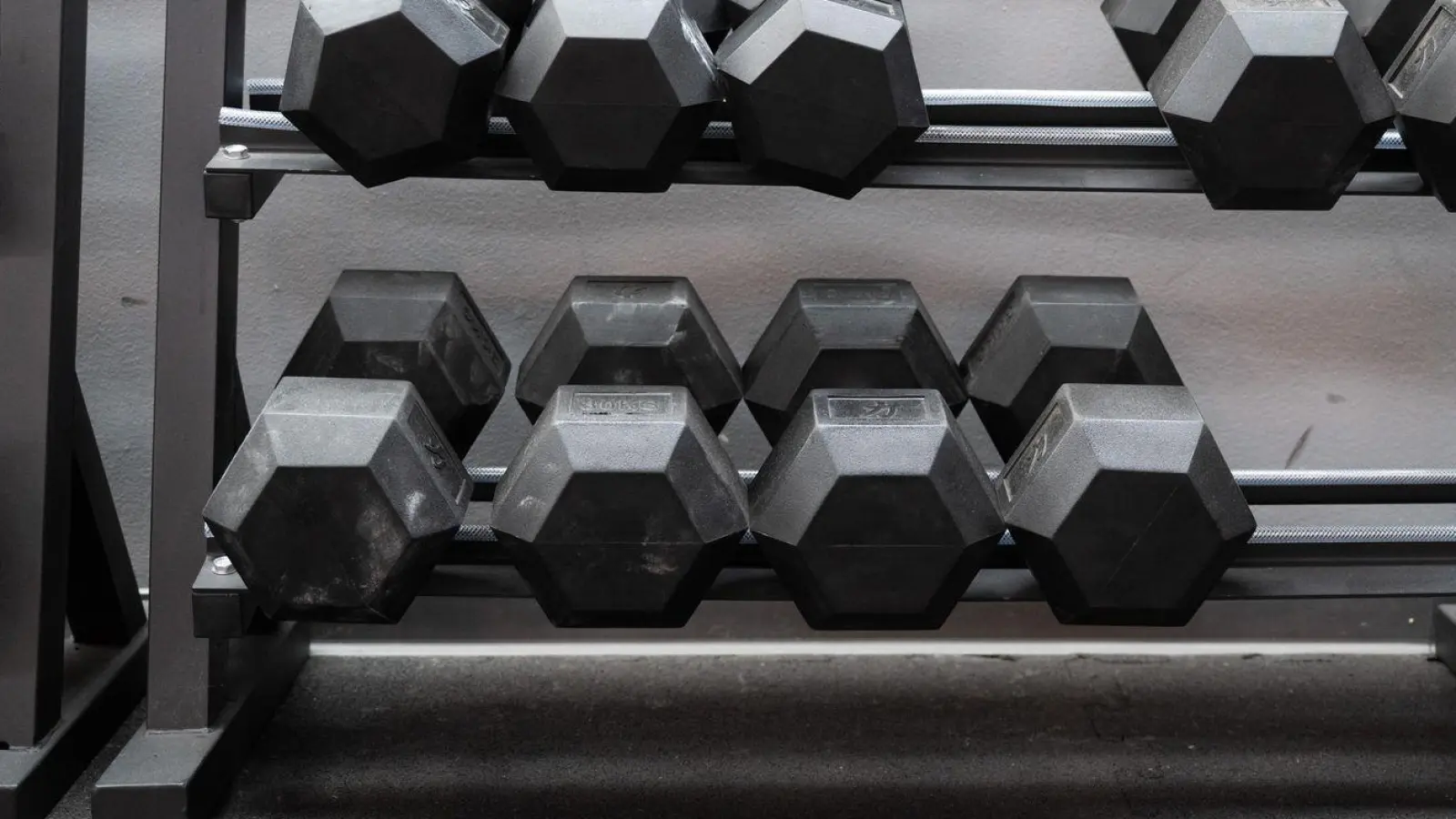 Mit der Plattform von Urban Sports Club können Kunden in diversen Sporteinrichtungen trainieren, ohne überall Mitglied sein zu müssen. (Symbolbild) (Foto: Sebastian Kahnert/dpa)
