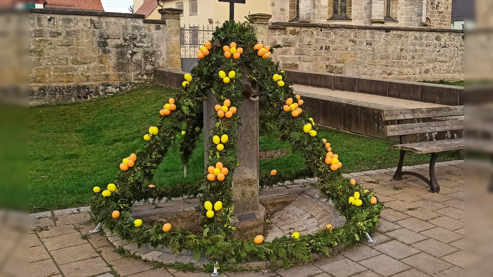 Auch in diesem Jahr haben die Landfrauen im Herrieder Stadtteil Neunstetten wieder einen Osterbrunnen aufgestellt.  (Foto: Irmgard Seibold)