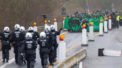 Proteste in und um Gießen mit Blockaden verzögern die Anreise von AfDlern zum Gründungskongress der neuen Parteijugend.  (Foto: Lando Hass/dpa)