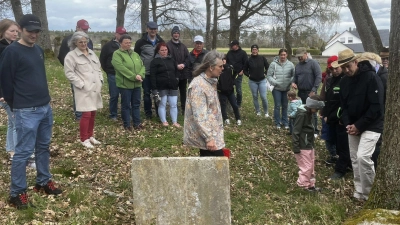 Über 30 Interessierte nahmen an einem Streifzug mit Claudia Dommel (Mitte) durch die Geschichte Bechhofens teil, der sich insbesondere mit der jüdischen Gemeinde befasste. (Foto: Johannes Flierl)