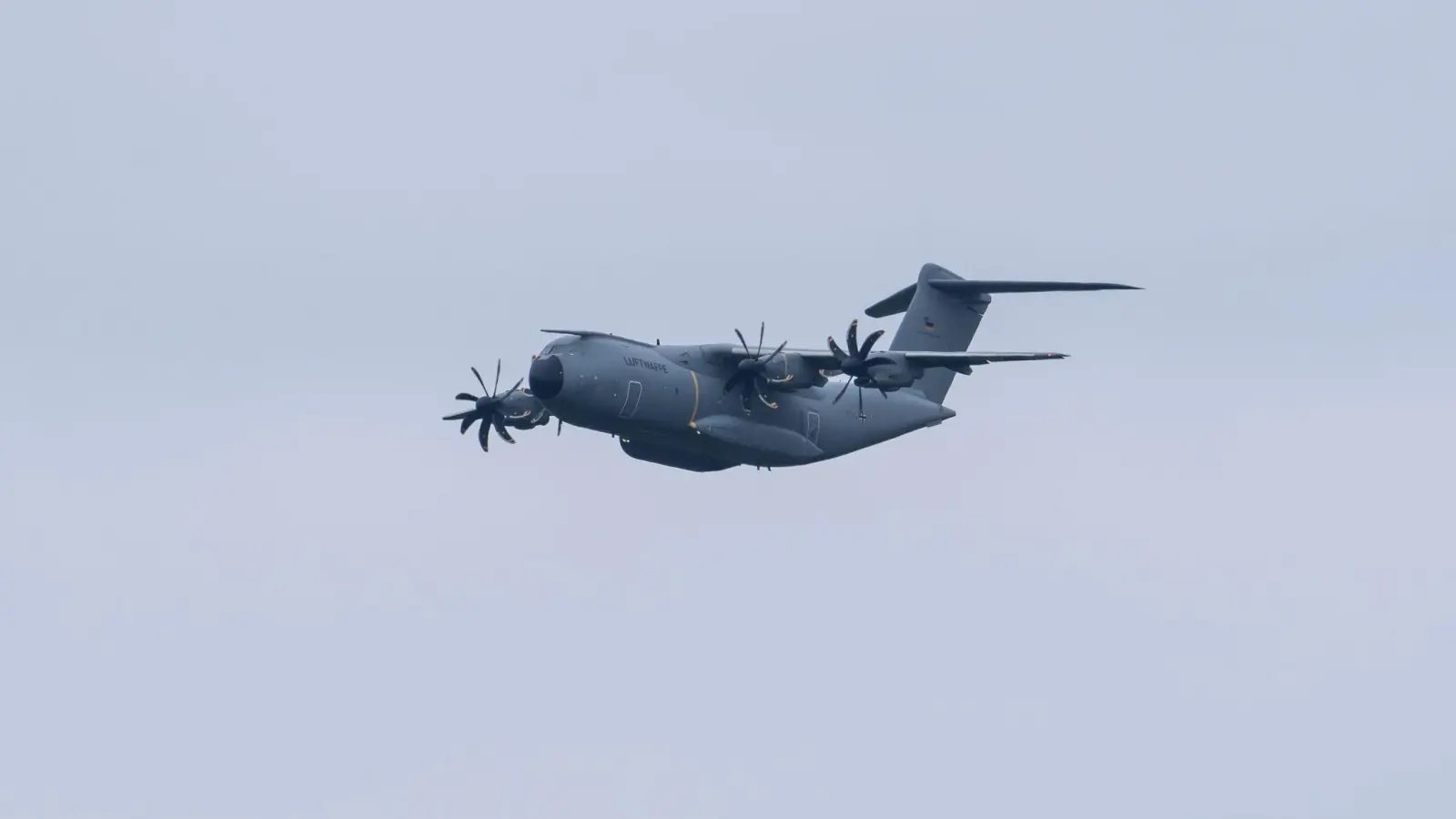 Ein vierter Airbus A400M der deutschen Luftwaffe holt weitere Passagiere in Israel ab (Archivbild). (Foto: Silas Stein/dpa)