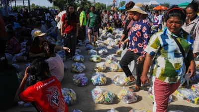 Über 500.000 Personen auf beiden Seiten des Grenzkonflikts wurden durch die Gefechte in die Flucht gedrängt. Hier warten Evakuierte in der Provinzstadt Banteay Menchey in Kambodscha auf eine Spende von einer lokalen Wohltätigkeitsorganisation. (Foto: Heng Sinith/AP/dpa)