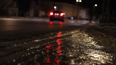 Seit dem Morgen gibt es in Niederbayern vermehrt Unfälle auf glatten Straßen. (Symbolbild) (Foto: Karl-Josef Hildenbrand/dpa)