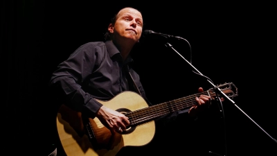 Begeisterte sein Publikum mit seinem dritten Reinhard-Mey-Programm: Stefan Eichner. (Foto: Elke Walter)