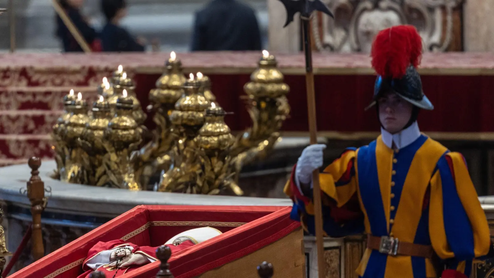 Ein Wachmann der Schweizergarde neben dem toten Papst. (Foto: Oliver Weiken/dpa)