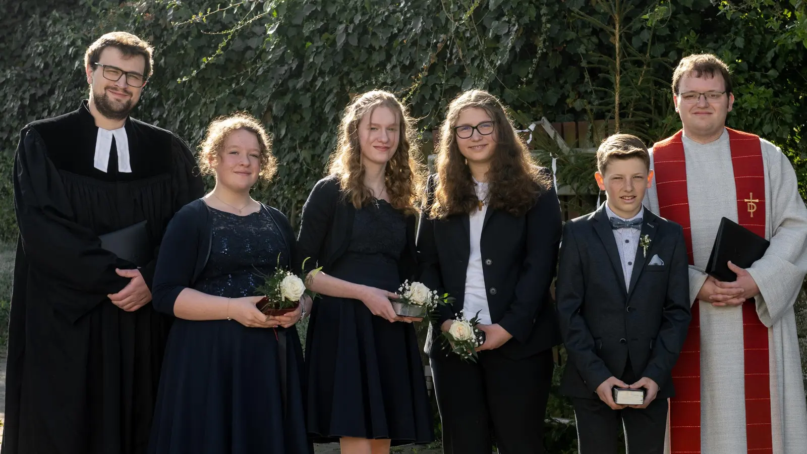 Unser Bild zeigt die Konfirmanden der Kirchengemeinde Gerolfingen mit Dekanatsjugendreferent René van Drongelen (rechts) und Pfarrer Christian Dellert (links) (Foto: Peter Tippl)