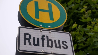 Auf dem Land gibt es vielerorts Angebote wie den Rufbus. (Archivbild) (Foto: Peter Kneffel/dpa)