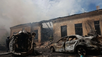Wegen der anhaltenden russischen Angriffe gegen die Ukraine verschärft die EU abermals ihre Sanktionen. (Archivbild) (Foto: Evgeniy Maloletka/AP/dpa)