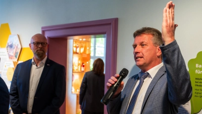 Bürgermeister der Stadt Burgbernheim Matthias Schwarz (rechts) führte einen Teil der Gäste durch die kreativen Ausstellungsräume von Bernatura.  (Foto: René Chlopotowski)