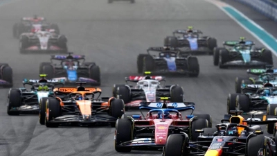 Fahrer lenken ihre Autos während des Formel-Eins-Grand-Prix von Miami in Miami Gardens. (Foto: Rebecca Blackwell/AP/dpa)