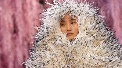 Sieht nur stachelig aus - Chanel Frühjahr/Sommer 2026  (Foto: Aurelien Morissard/AP/dpa)
