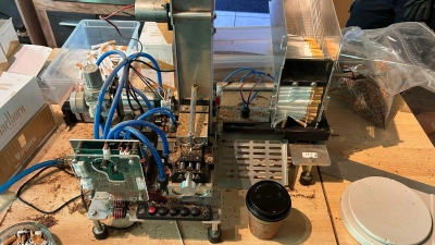 500 Zigaretten pro Stunde konnte die Maschine fertigstellen. (Foto: Hauptzollamt München/dpa)